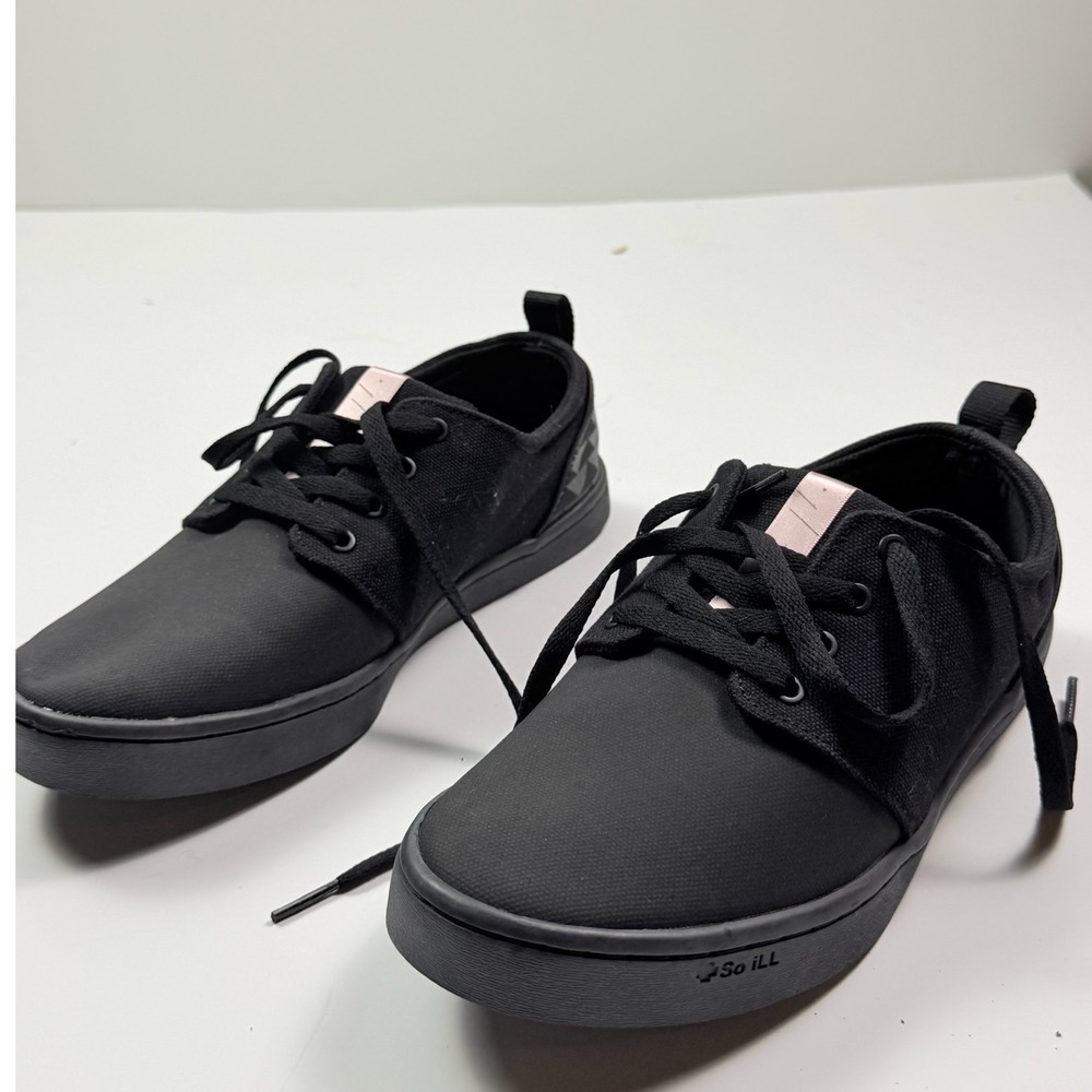 So iLL The Wino Black Canvas Low Top Lifestyle Sneakers Mens 7.5 Climbing Shoes